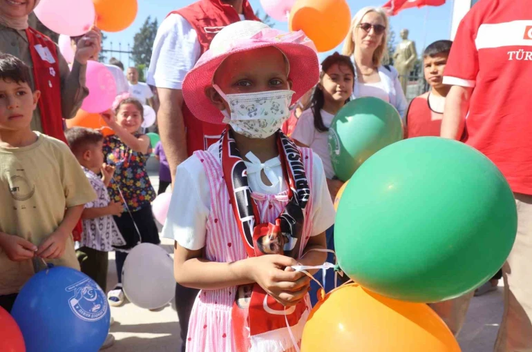 Doktorların yaşayamayacağını söylediği 8 yaşındaki Hülya’nın beyin tümörüne karşı geçirdiği başarılı ameliyat gökyüzüne bırakılan balonlarla kutlandı