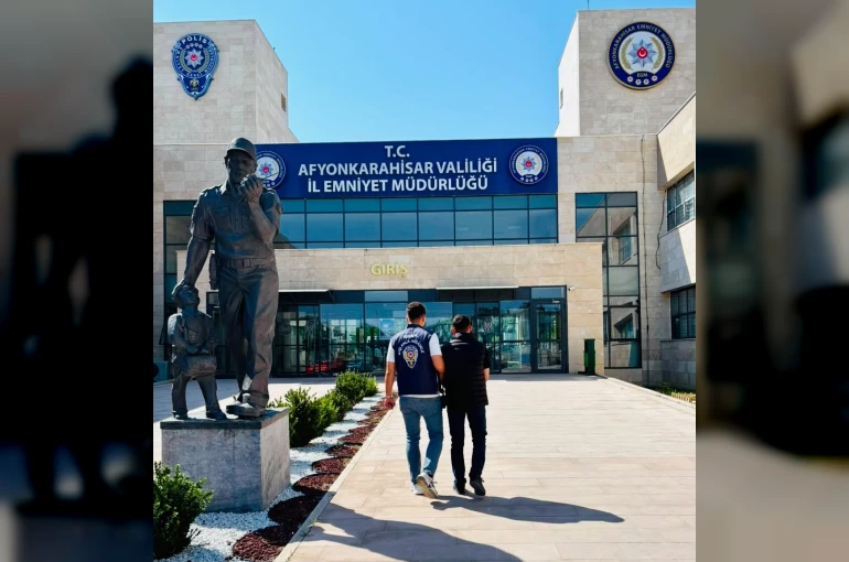 Dolandırıcılık suçundan aranan şahsı polis yakaladı
