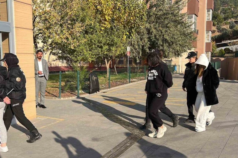 Dolandırıcılık ve bahis şebekesi 8,5 milyarlık işlem hacmi oluşturmuş: 17 şüpheli adliyeye sevk edildi