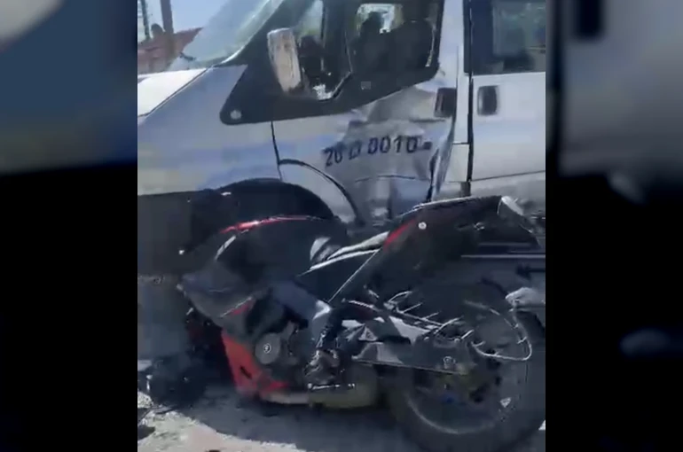 Dolmuşa yandan çarpan motosikletin sürücüsü yaralandı