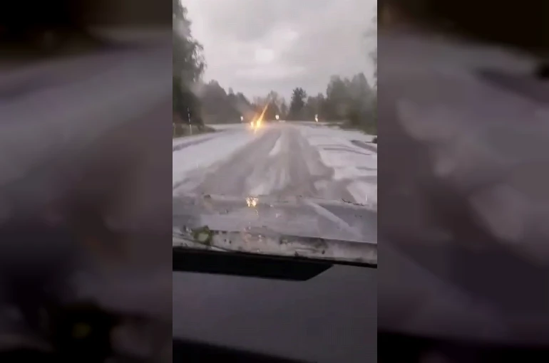 Dolu yağışı yolu beyaza bürüdü