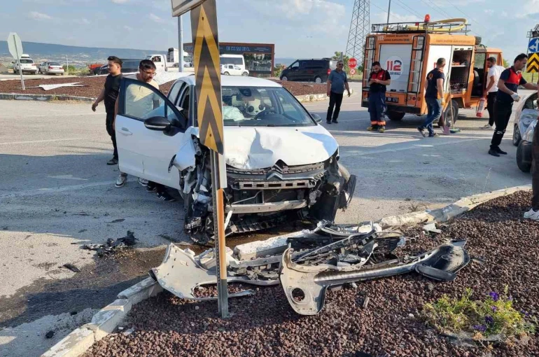 Domaniç’te otomobiller çarpıştı: 2 yaralı