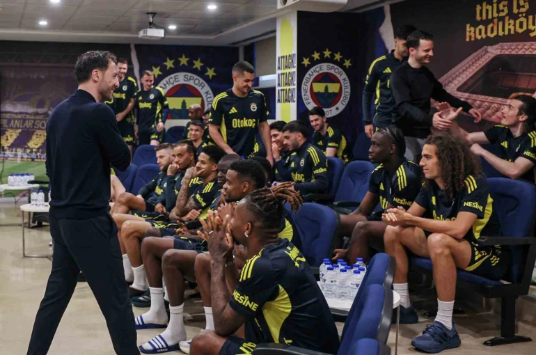 Domenico Tedesco, futbolcularla vedalaştı
