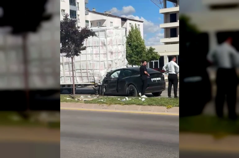 Dorseye çarpan Tesla hurdaya döndü: 1 yaralı