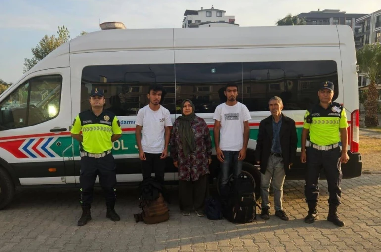 Dört düzensiz göçmen otoyol jandarmasına takıldı