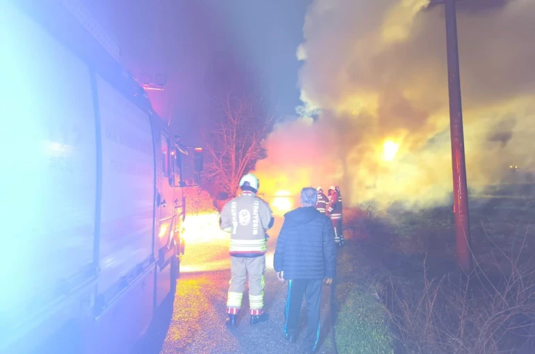 Dörtyol’da yanan otomobil kullanılmaz hale geldi