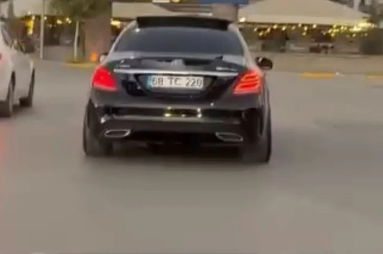 Drift atan sürücünün tehlikeli yolculuğu kamerada