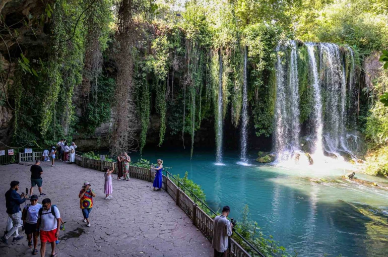Düden Şelalesi sıcak Antalya günlerinde ziyaretçilerine serin mola mekanı oldu