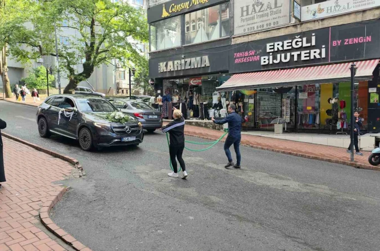 Düğün konvoyunu zincirli sürpriz durdurdu