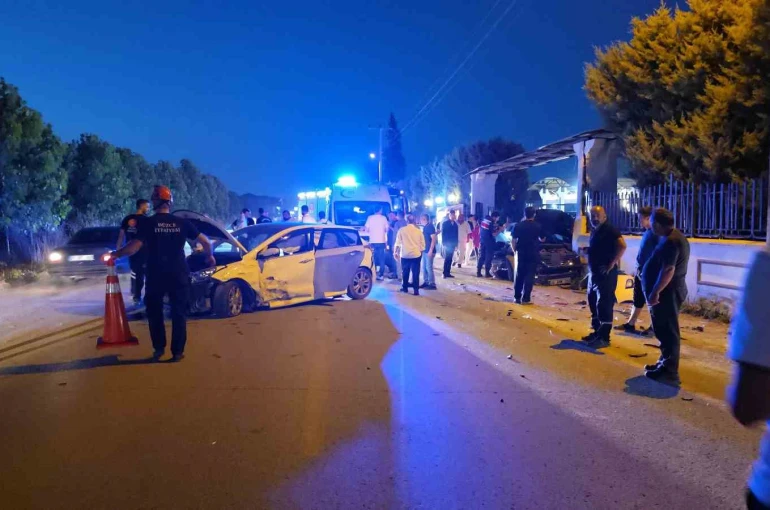 Düğün salonu önünde kaza: 4 yaralı