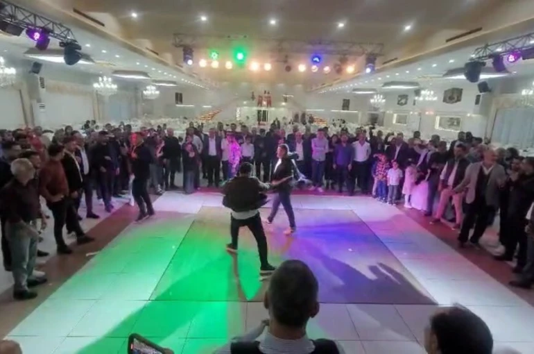 Düğünde acı veren oyun: Urganlarla birbirlerinin sırtına vurdular