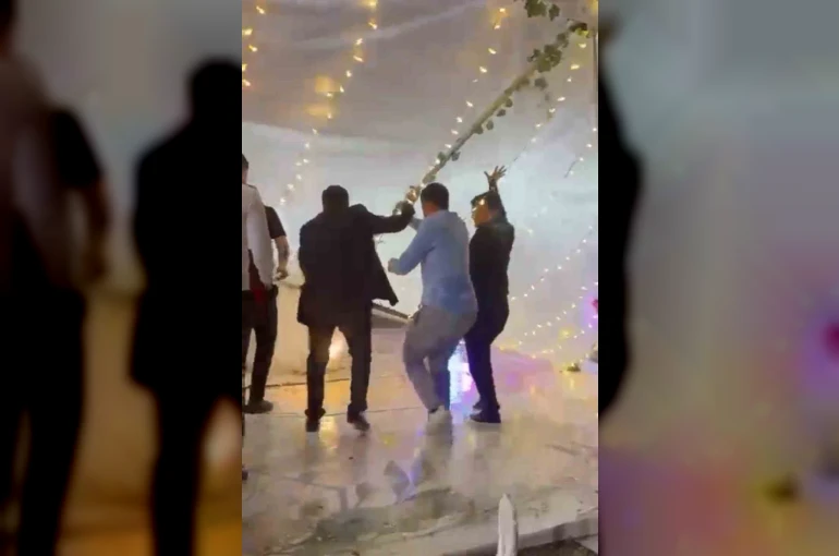 Düğünde oynayanların üzerine tente devrildi, eğlence kısa aranın ardından devam etti