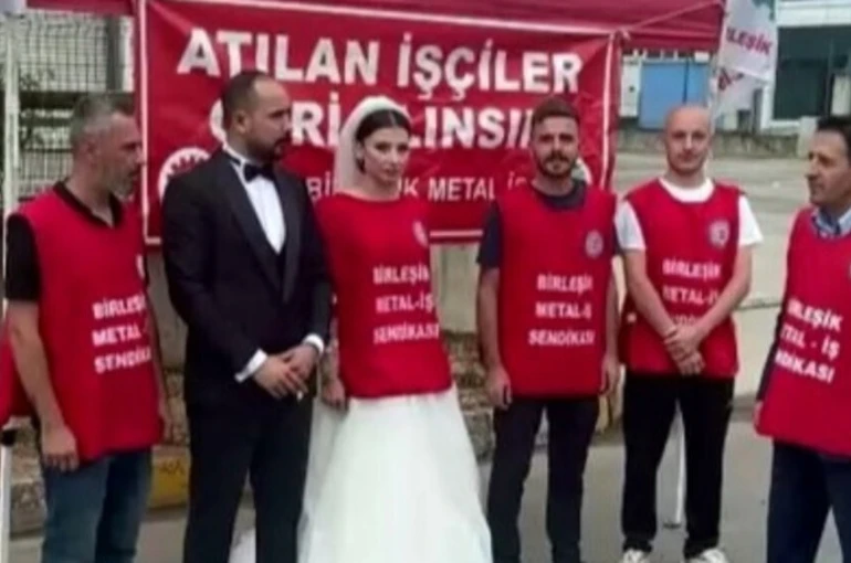 Düğününe saatler kala işten çıkarıldığını öğrendi: Gelinliğiyle fabrika önünde eylem yaptı
