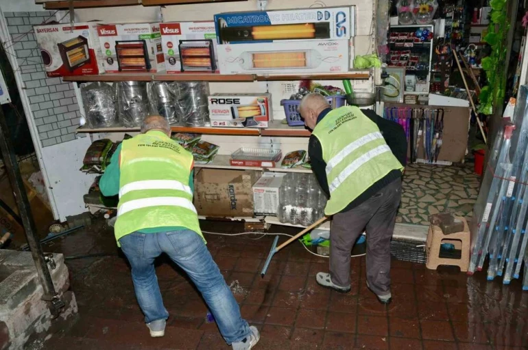 Dükkanını pis su basan vatandaş İSKİ’ye isyan etti, Esenyurt Belediyesi yardımına koştu