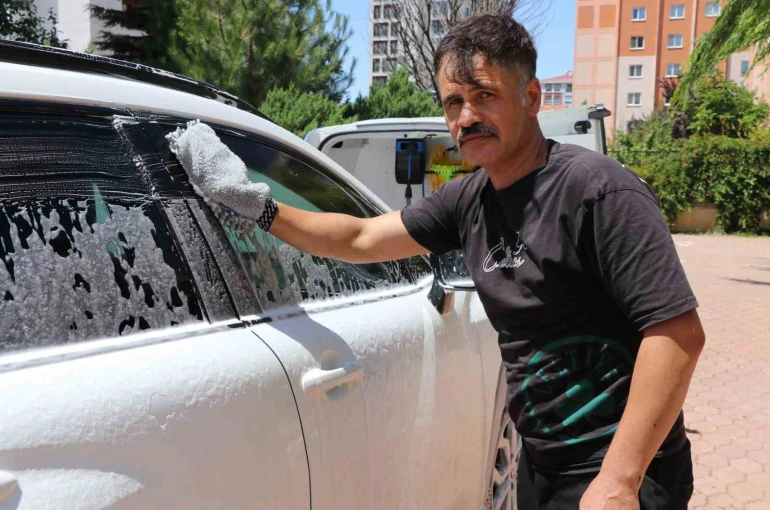 Dükkanını yanında taşıyor, kapı kapı gezerek araba yıkıyor