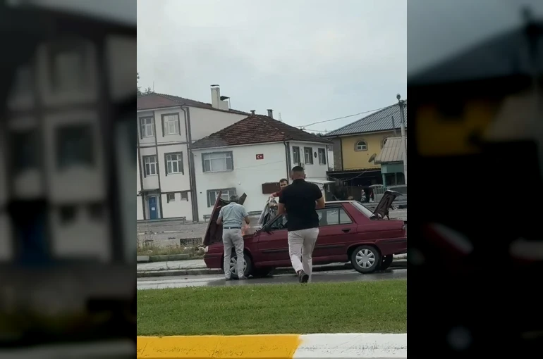 Dumanların yükseldiği otomobile duyarlı sürücü müdahale etti 