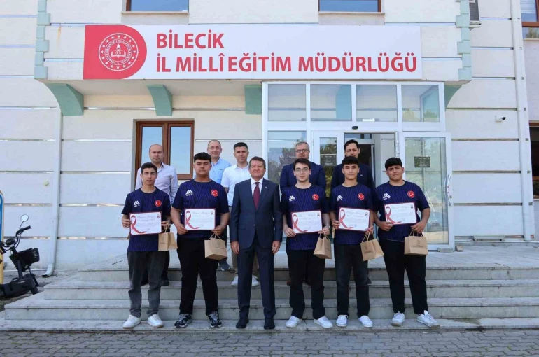 Dünya şampiyonlarına başarı belgeleri verildi