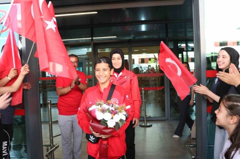 Dünya Şampiyonu Ayşegül Açık’a coşkulu karşılama