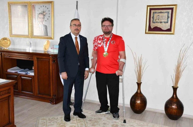 Dünya şampiyonu olan Cırık, İl Milli Eğitim Müdürü Aydın’ı ziyaret etti