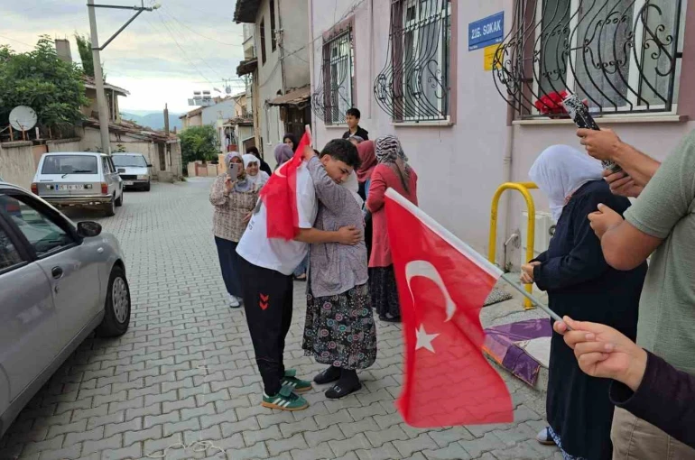 Dünya üçüncüsü milli güreşçi, baba ocağında coşkuyla karşılandı