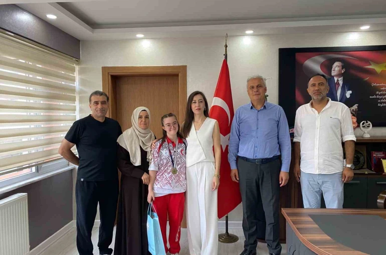 Dünya Üçüncüsü ve Türkiye Şampiyonu Zeynep Tuncay’dan İlçe Millî Eğitim Müdürlüğüne ziyaret 