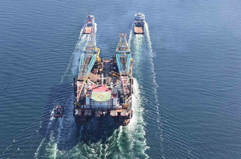 Dünyanın 3’üncü büyük ağır kaldırma vinci Çanakkale Boğazı’ndan geçti