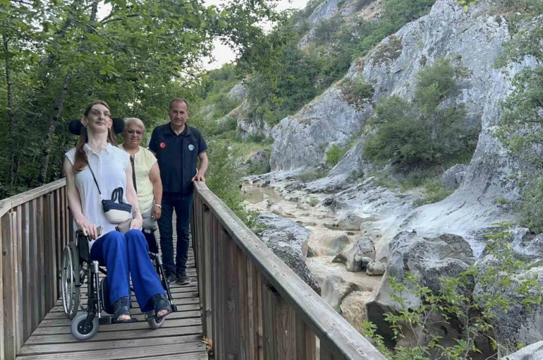 "Dünyanın en uzun boylu kadını" Kastamonu’da Horma Kanyonunu gezdi