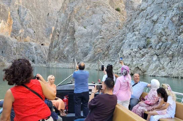 Dünyanın ikinci büyük kanyonunda tekne keyfi yapıp dağ keçilerini izliyorlar