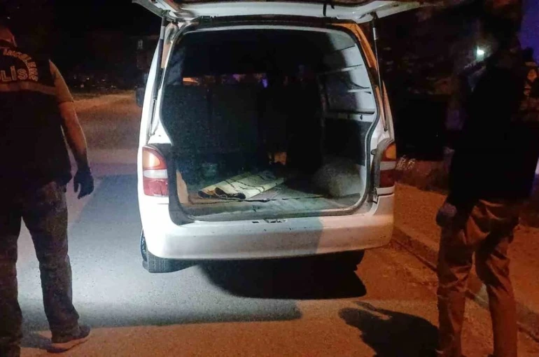 "Dur" ihtarına uymadı, araçla polis memuruna çarpıp kaçtı