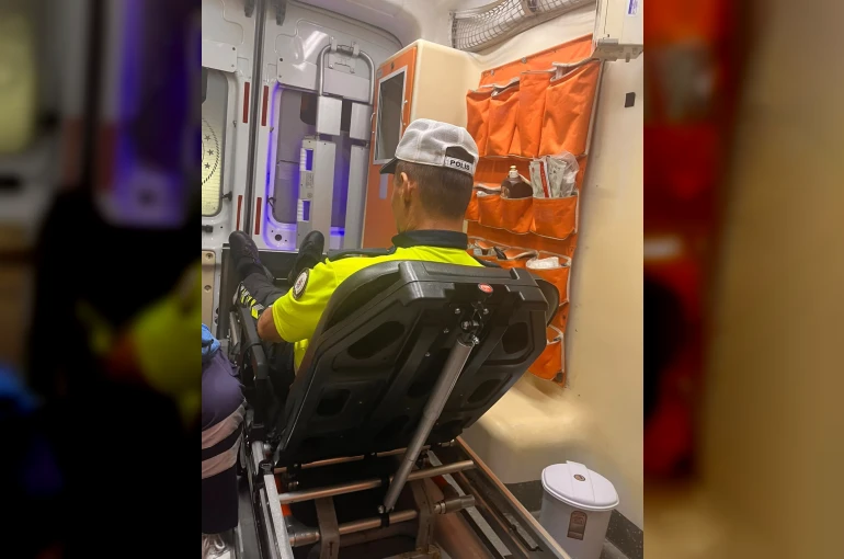 Dur ihtarına uymadı, motosikletini polisin üzerine sürdü: 2 yaralı