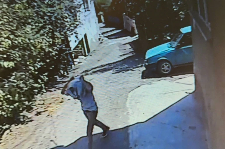 ’Dur’ ihtarına uymayan sürücü, kadınları araçta bırakıp kaçtı