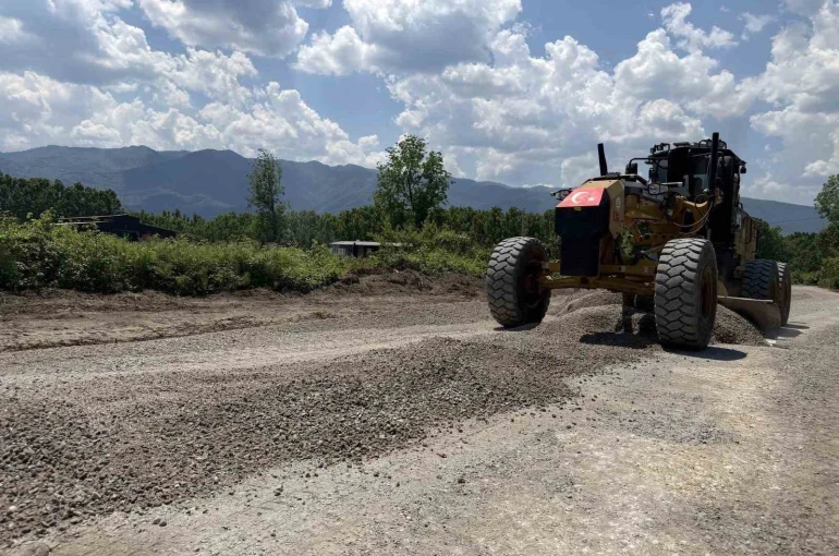 Duraklar köyünde yol çalışmaları sürüyor