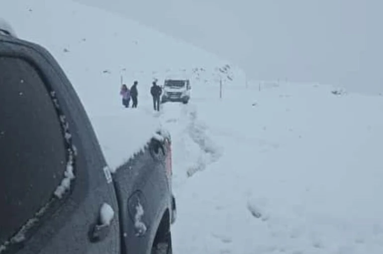 Durankaya-Şivekür yolu kar ve tipi nedeniyle ulaşıma kapandı