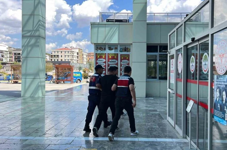 Durduramadığı aracın arkasından ateş edip sürücüyü vurdu