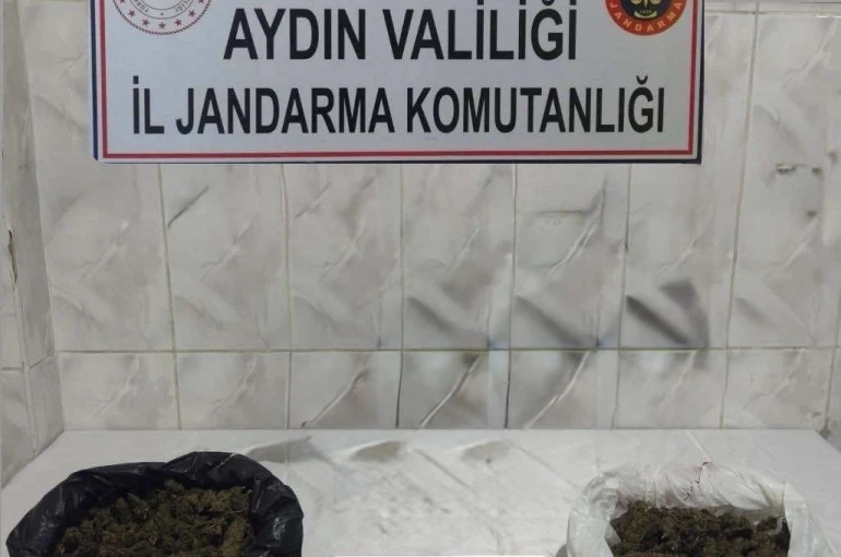 Durdurulan araçta uyuşturucu ve ruhsatsız silah ele geçirildi
