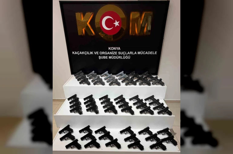 Durdurulan araçtan 65 ruhsatsız tabanca çıktı