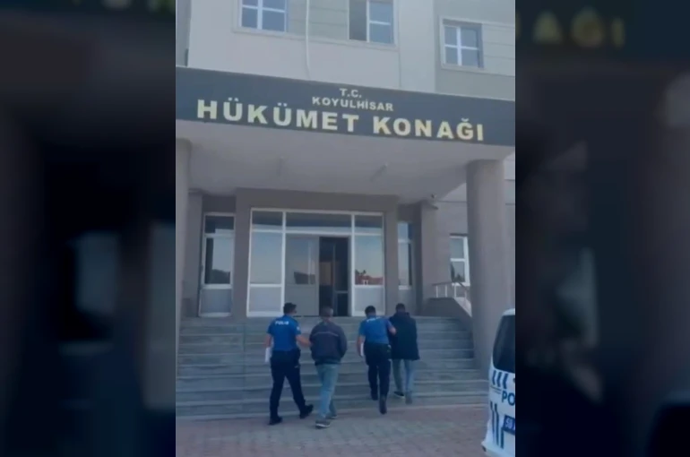 Durdurulan iki tırda 27 düzensiz göçmen yakalandı