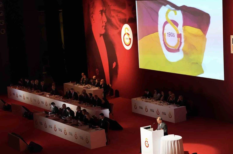 Dursun Özbek: "FIFA kokartı olmayan, tartışmalı bir hakemi bu maça atayarak sinir uçlarımızla oynuyorlar"