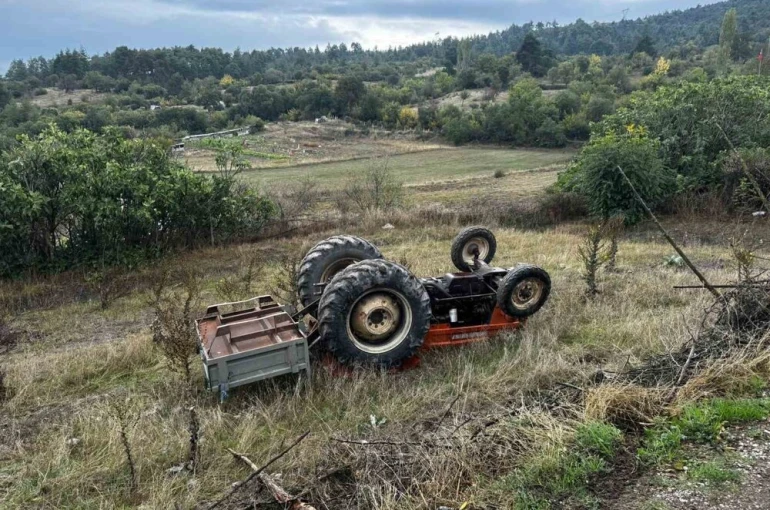 Dursunbey’de traktör devrildi