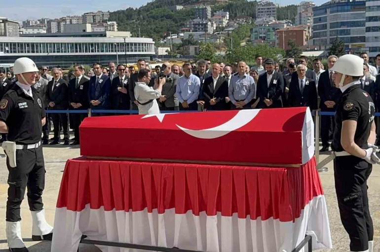 Duruşma sırasında hayatını kaybeden savcı için duygusal tören