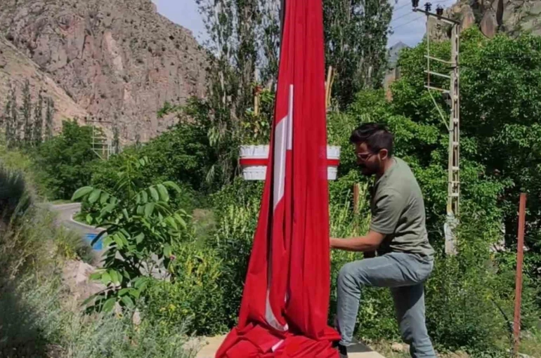 Düşen bayrağı onarıp yeniden göndere çektiler