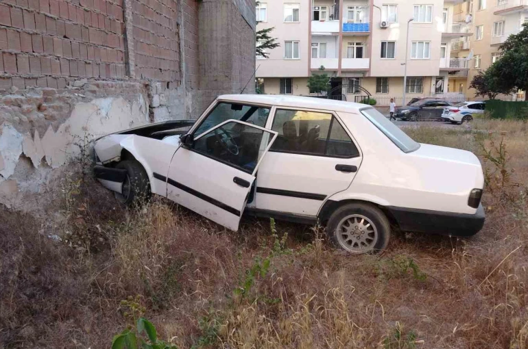 Duvara çarpan otomobilin sürücüsü kayıplara karıştı
