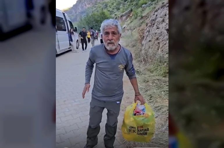 Duyarlı vatandaş piknik alanındaki çöpleri elleriyle topladı