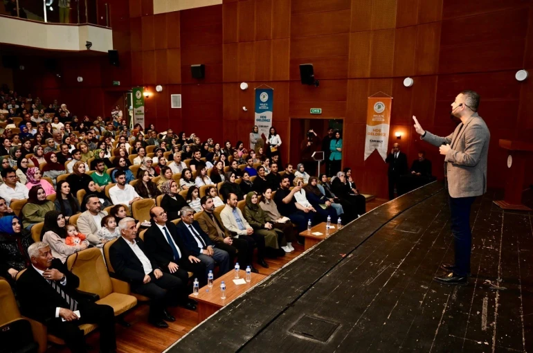 "Duyulmayan çocuk, yorgun anne-baba, kaybolan iletişim" konferansına yoğun ilgi