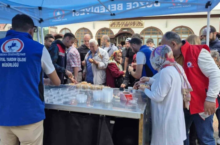 Düzce Belediyesi Gaziler Günü’nde lokma dağıttı