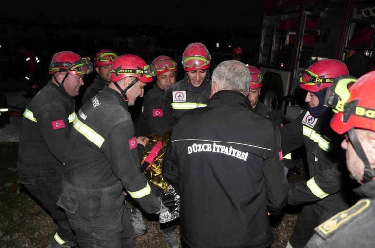 Düzce itfaiyesine enkazda arama kurtarma eğitimi 
