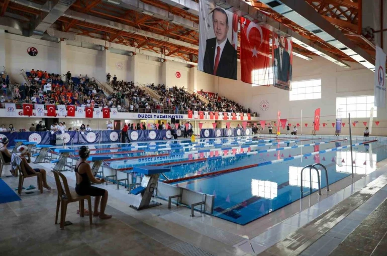 Düzce’de 250 sporcu şampiyon olmak için kulaç attı