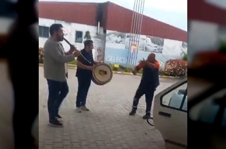 Düzce’de akaryakıt istasyonunda renkli görüntüler: Klarnetçi ve davulcu çaldı, pompacı oynadı