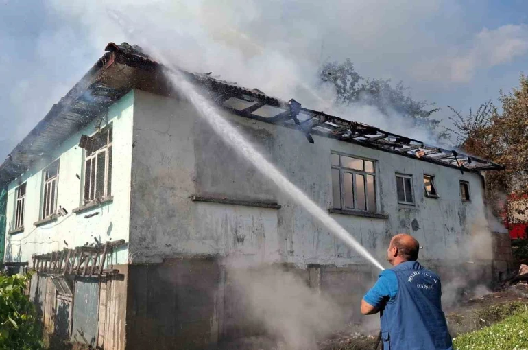 Düzce’de çıkan yangında tek katlı ev kullanılamaz hale geldi