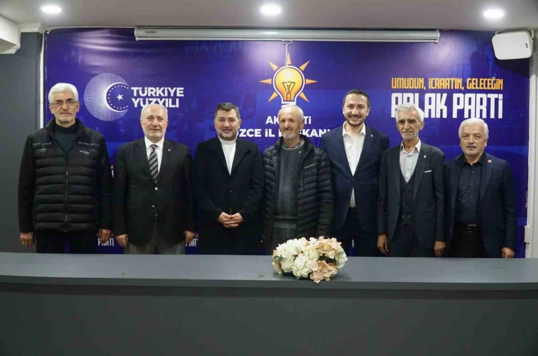 Düzce’de emekli eğitimciler AK Parti’ye katıldı